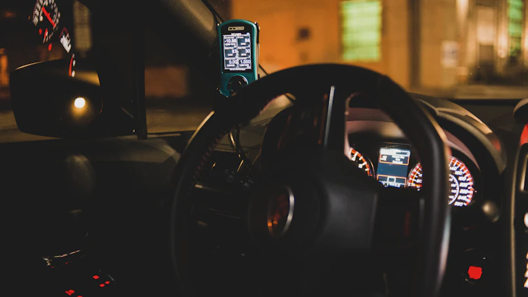 항목별 약관 적용 기준 및 2026년 환급 누락 방지 실무 지침 8 스마트폰으로 자동차 보험료를 조회하고 특약을 설정하는 모습