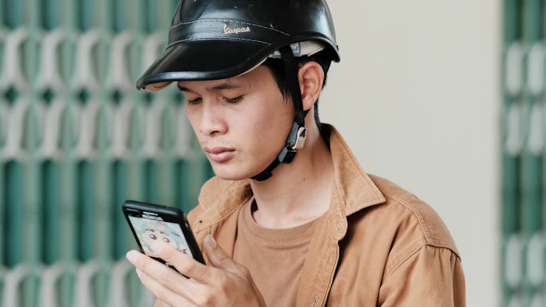 스마트폰 보험 앱으로 청구 내역을 확인하는 손