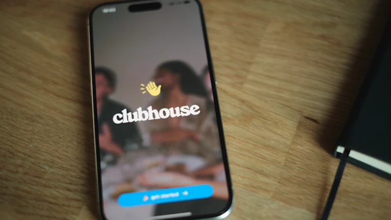 스마트폰으로 보험금을 청구하는 모습