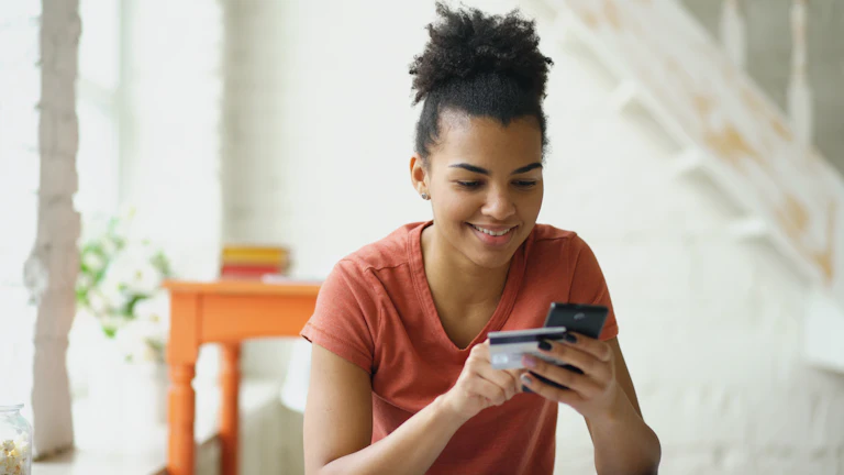 2026년 숨은 병원비 환급 받는 비결 8 스마트폰으로 보험금을 청구하는 편리한 모습