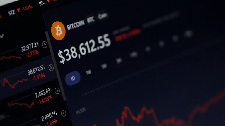 대출, 그게 바로 재테크 지름길이었다? 부자 되는 돈의 비밀 지도 7 전략적으로 금융을 관리하는 모습