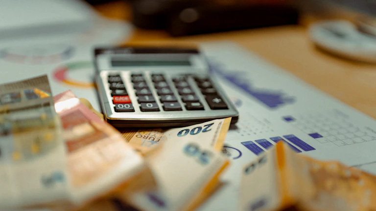 해지 시 손해 최소화하는 3가지 방법 7 보험 해지 환급금을 계산하며 고민하는 사람