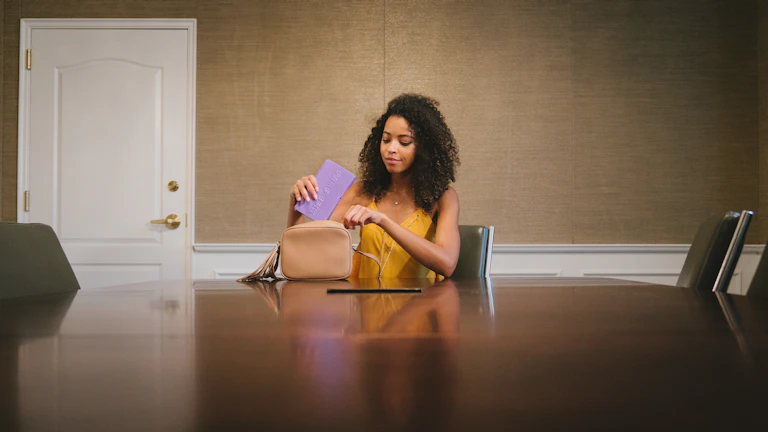 다이렉트실비 가입 전 무조건 확인해야 할 3가지 특약 (2026년) 7 보험 상품을 신중하게 고르는 여성