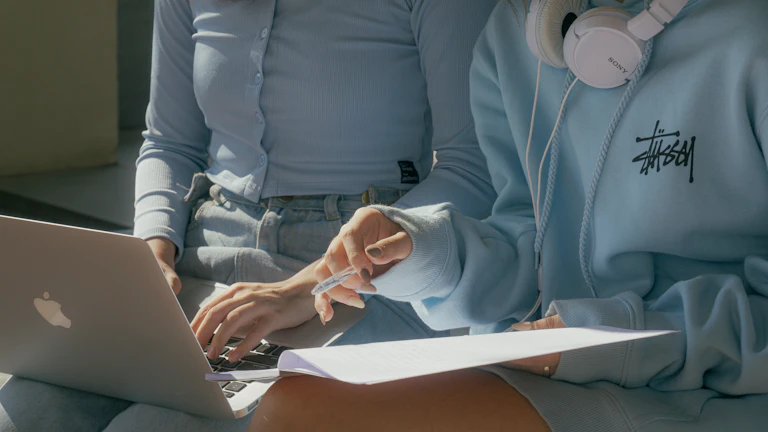 4세대 실손보험료 추천, 2026년 변경점과 실제 보상금 지급 후기 7 보험 서류를 보며 고민하는 여성