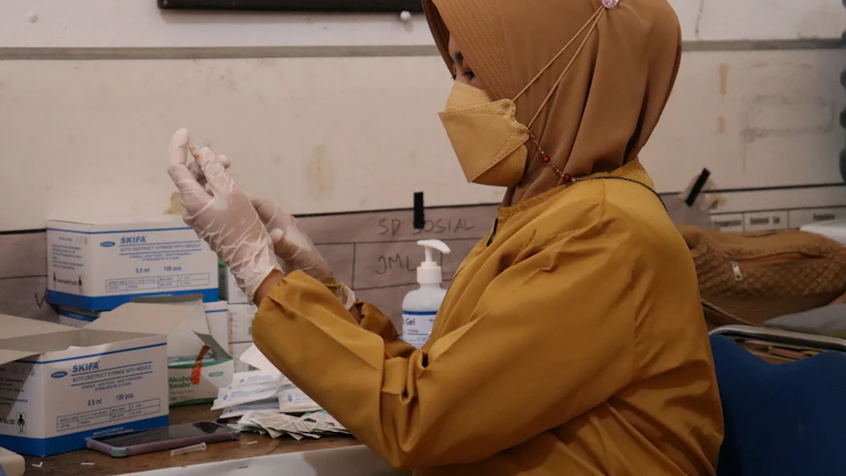 놓치면 후회! 숨겨진 혜택으로 병원비 부담 확 줄이는 꿀팁 대공개! 7 병원비 고지서를 보며 한숨 쉬는 여성