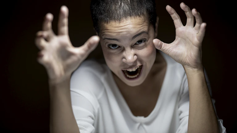 2026 간병인보험 지급 거절 시 반드시 알아야 할 7가지 전략 7 보험 서류를 보며 답답해하는 여성