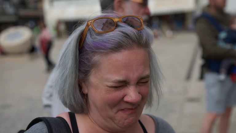 2026년 뇌혈관 보험금 제대로 받는 7가지 방법 7 보험금 지급 거절 서류를 보며 스트레스받는 여성