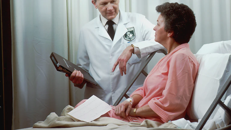 억 소리 나는 통증, 보험으로 시원하게 해결하는 꿀팁! 7 물리치료를 받고 있는 여성