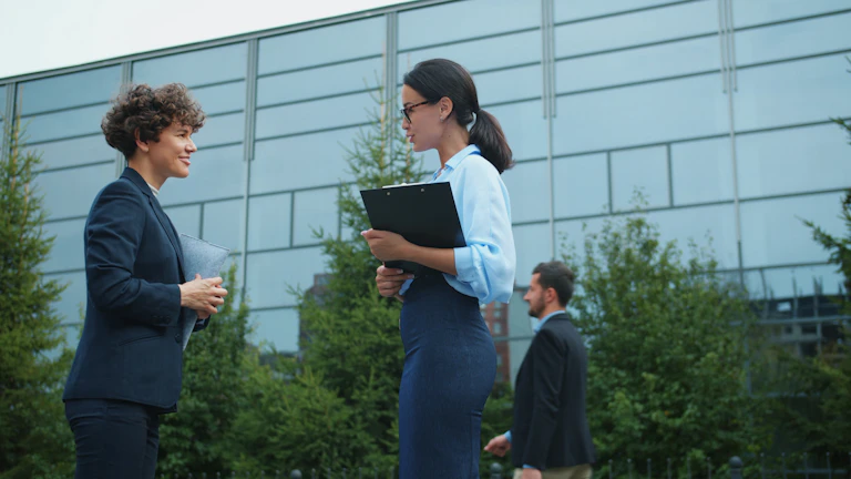 보험사와 전화 통화하는 여성