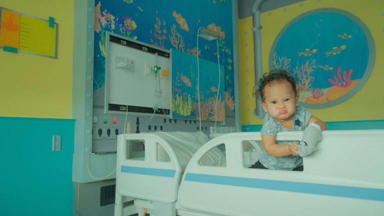 2026년 가성비 설계와 지급 노하우 7 병원에서 걱정스러운 표정으로 아이를 바라보는 부모