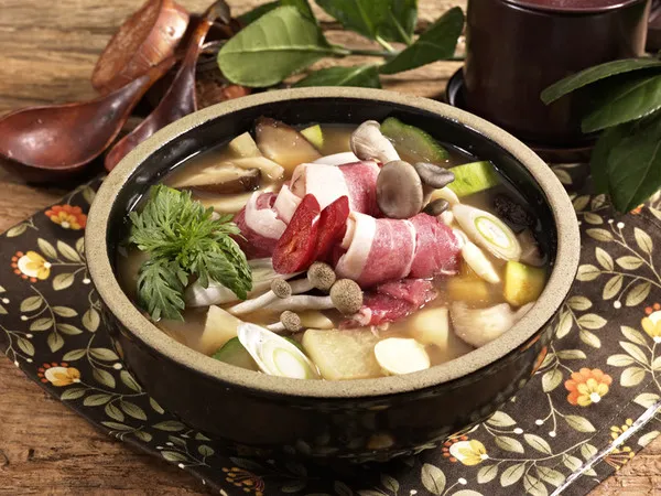 순두부찌개 레시피 맑고 얼큰하게 끓이는 법 정리 6 순두부를 큼직하게 넣는 장면