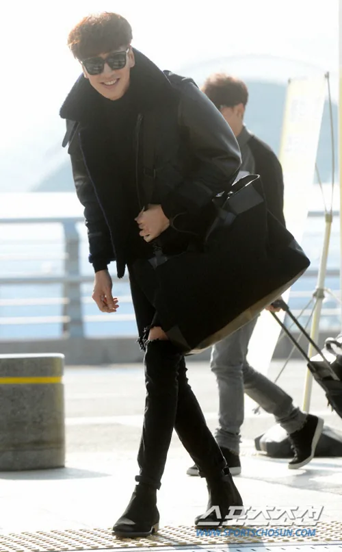 태연 공항룩 느낌의 자연스러운 공항 패션