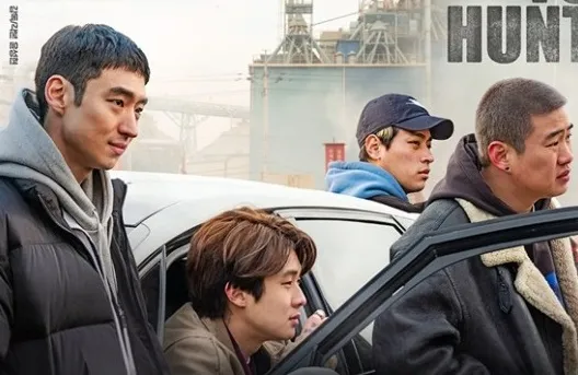 풀숲에 몸을 숨기고 기회를 기다리는 매복 사냥 장면