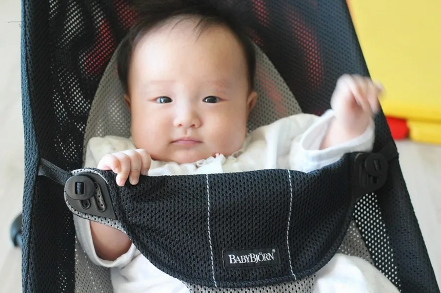아기방에 둔 바운서 사용 장면