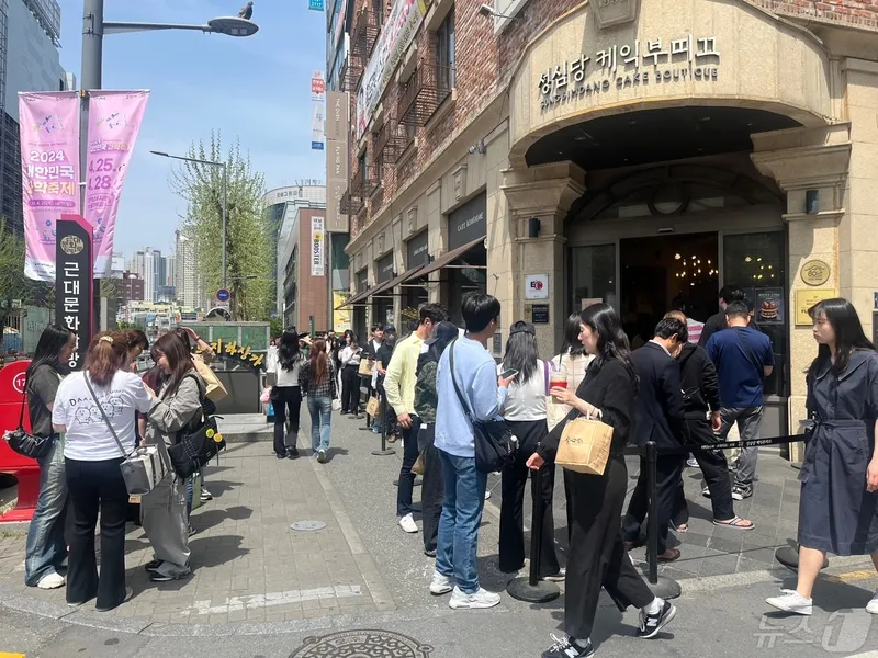 아침 시간대 빵집 대기 줄