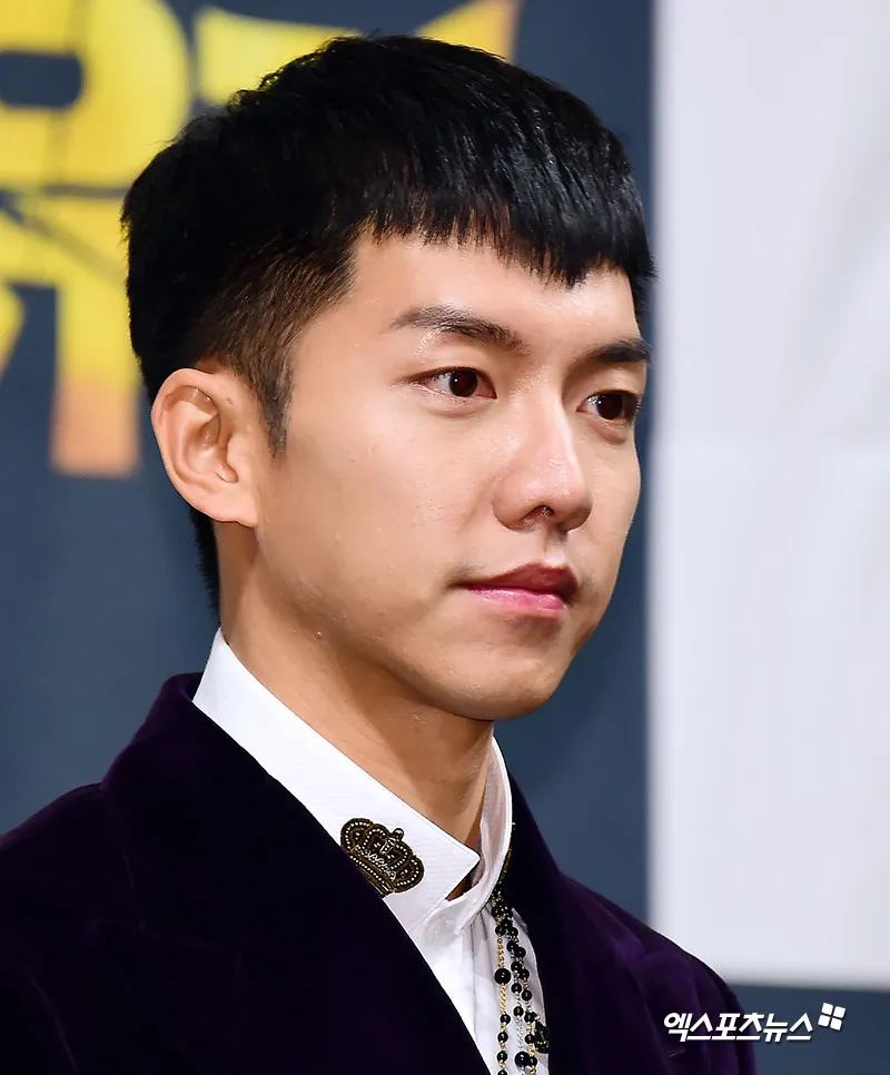미용실에서 짧은 헤어 상담하는 모습