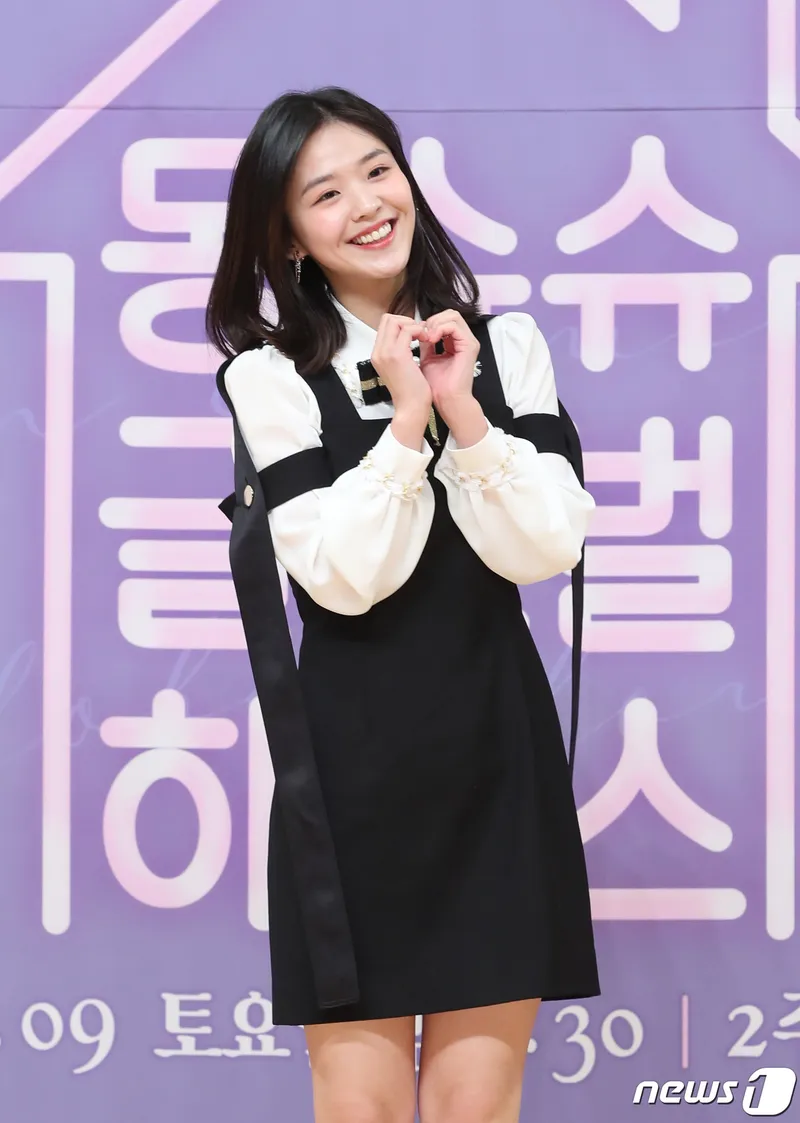 코치가 선수에게 설명하는 장면