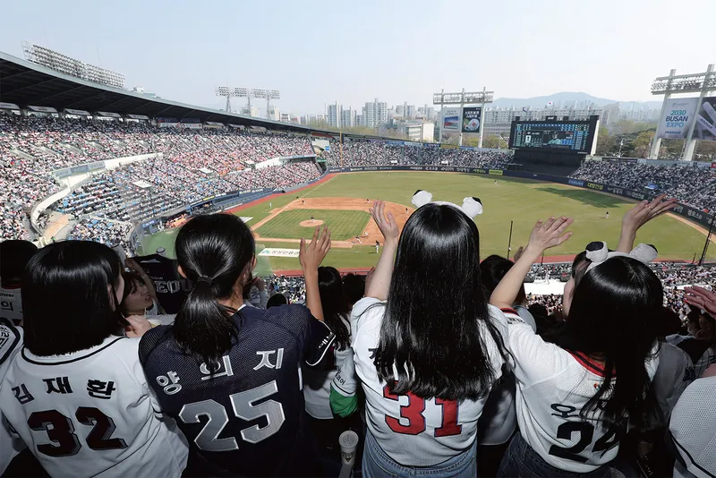 야구장 AI로 더 편해진 예매와 좌석 찾는 법 5 스마트폰으로 야구 예매 화면을 보는 모습