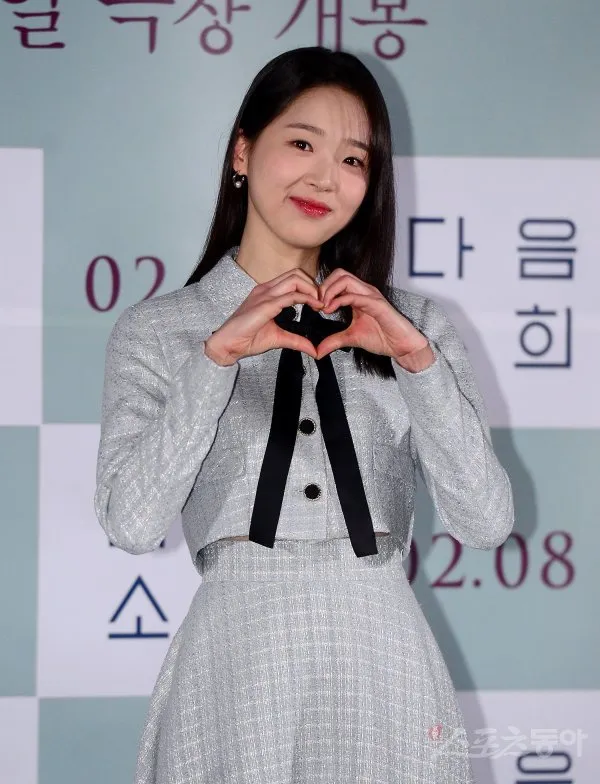 야간 경기와 관중석 분위기