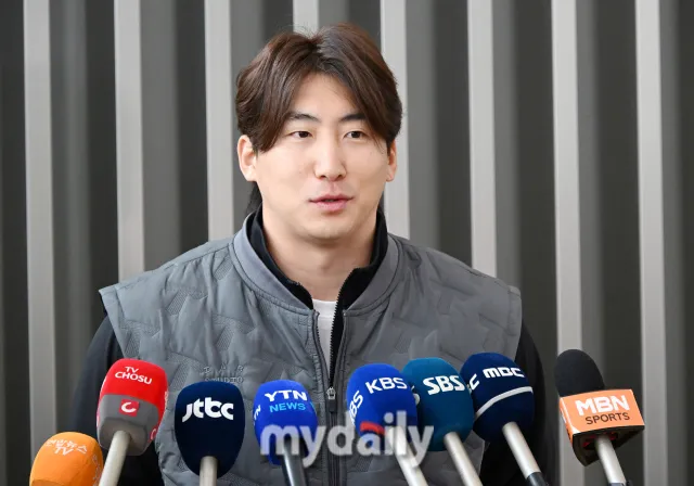 강한 스윙 동작과 허리 회전이 보이는 장면