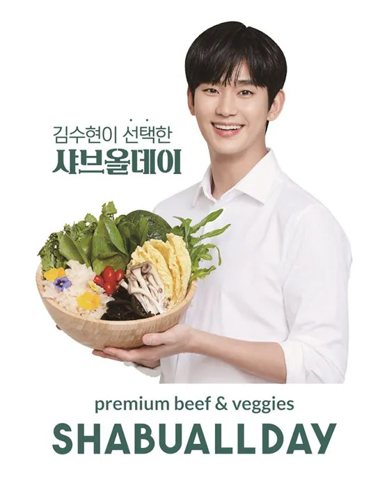 끓는 육수 냄비와 샤브 재료