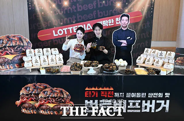 버거 옆 샐러드와 사이드 구성