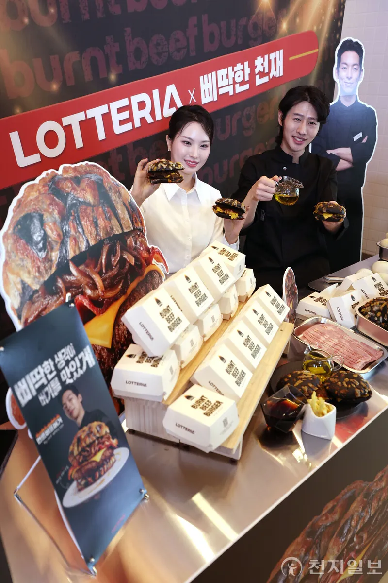 포장지 잡고 먹는 버거 손