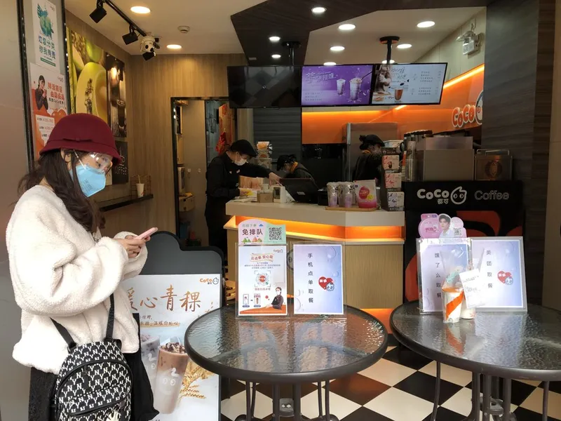 카페 음료 주문하는 장면