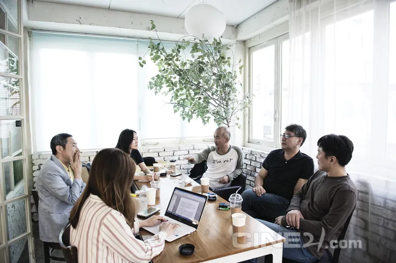 말의 무게를 조심하는 대화 장면
