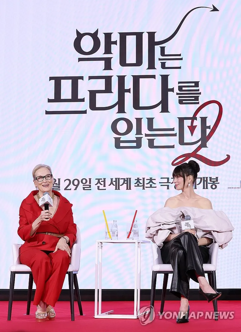 시사회에서 포즈를 취하는 배우들