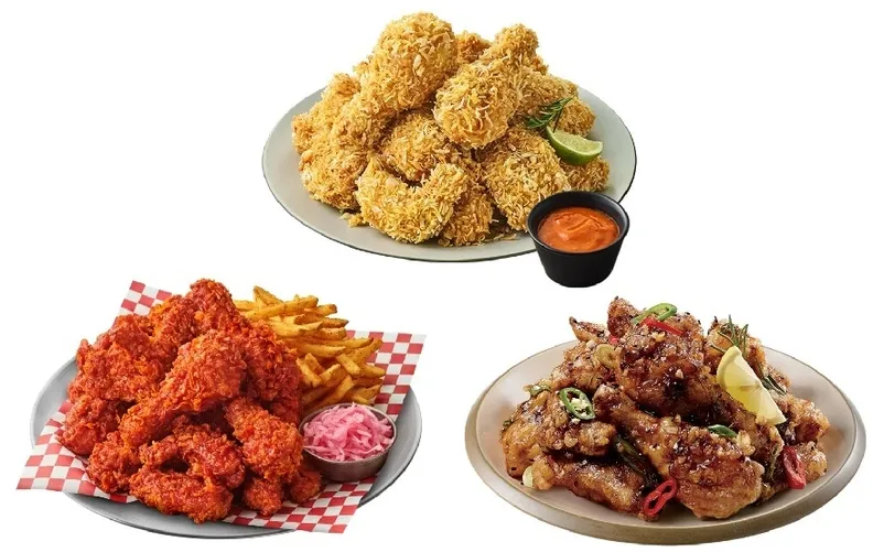 치킨과 함께 놓인 사이드 메뉴 구성