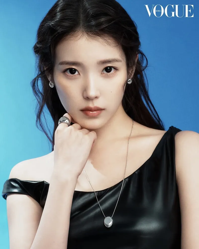 아이유 이연 코스모폴리탄 화보 비하인드와 스타일 포인트 8 깔끔한 의상 디테일 사진