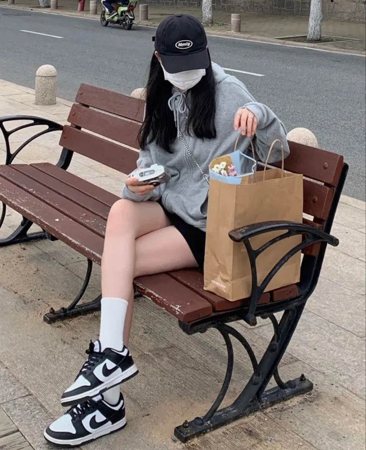 깨끗하게 관리된 스니커즈와 깔끔한 데일리 무드