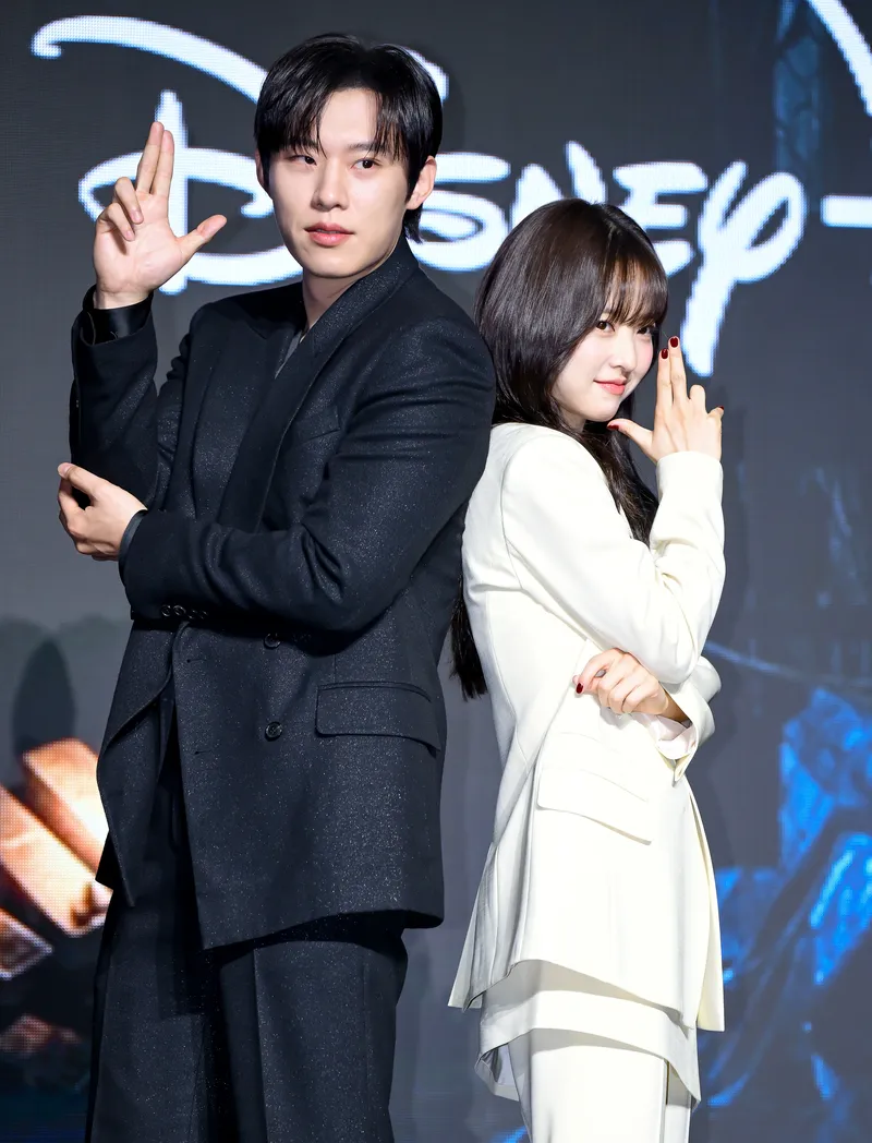 방문 시간대를 고민하는 느낌의 시계와 일정 이미지