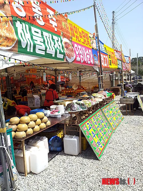 항구 주변 바다 풍경과 산책 느낌
