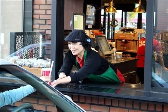한산한 아침 카페 분위기