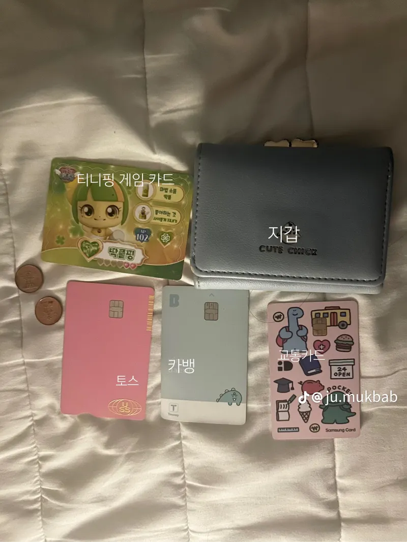 키링과 굿즈를 진열한 소장 데스크