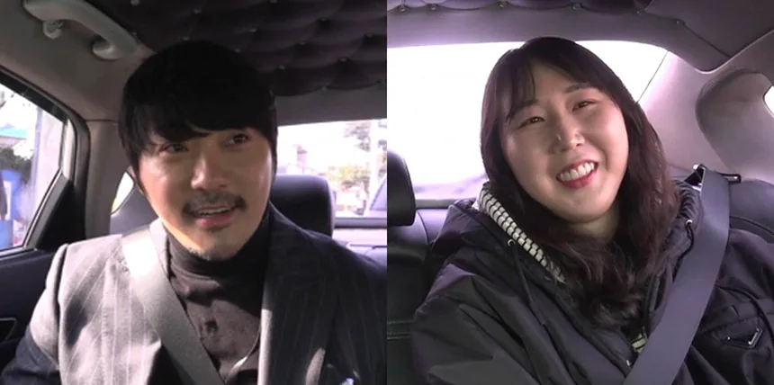 첫 가족사진 촬영 장면을 떠올리게 하는 이미지