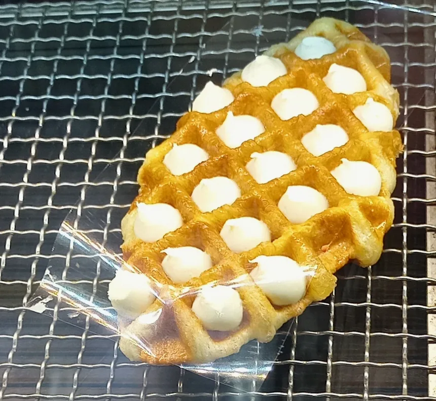 크루아상 결이 보이는 단면과 바삭한 질감