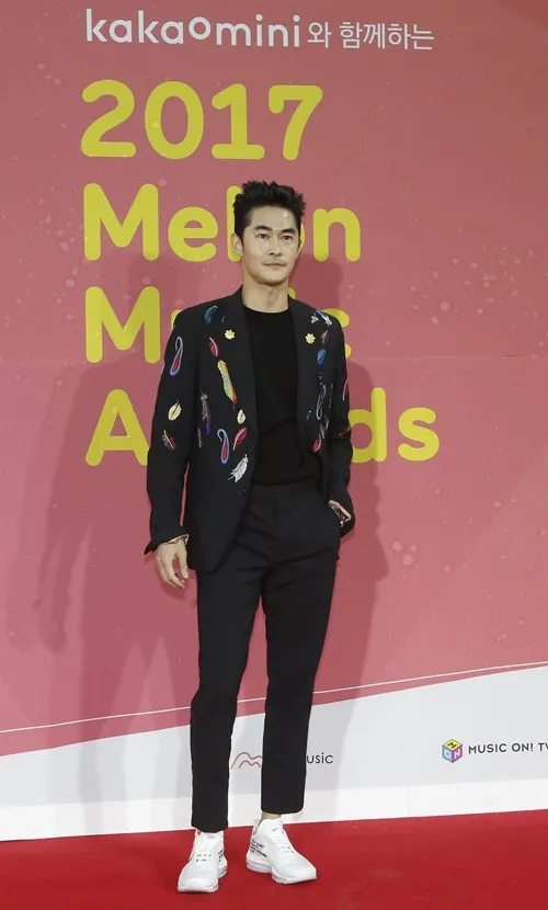 청바지와 스니커즈 데일리 코디