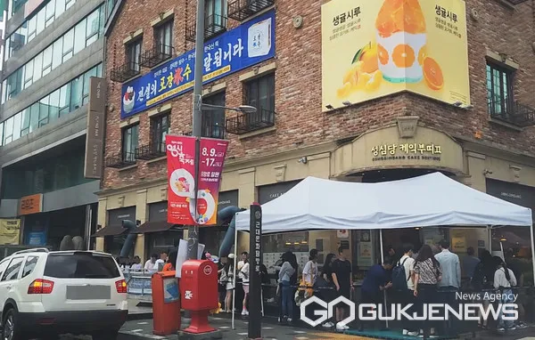 포장 박스에 담긴 디저트