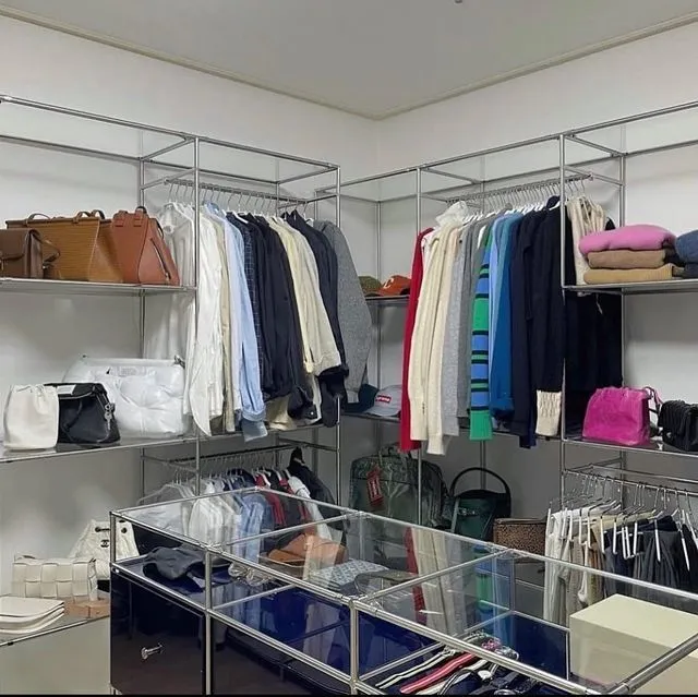 고급스럽고 정제된 시스루 분위기