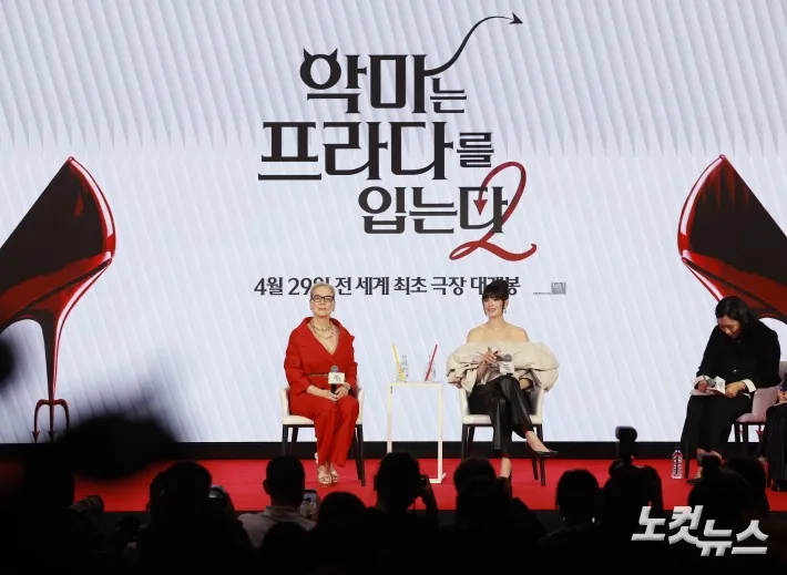 세련된 오피스 패션과 노트북
