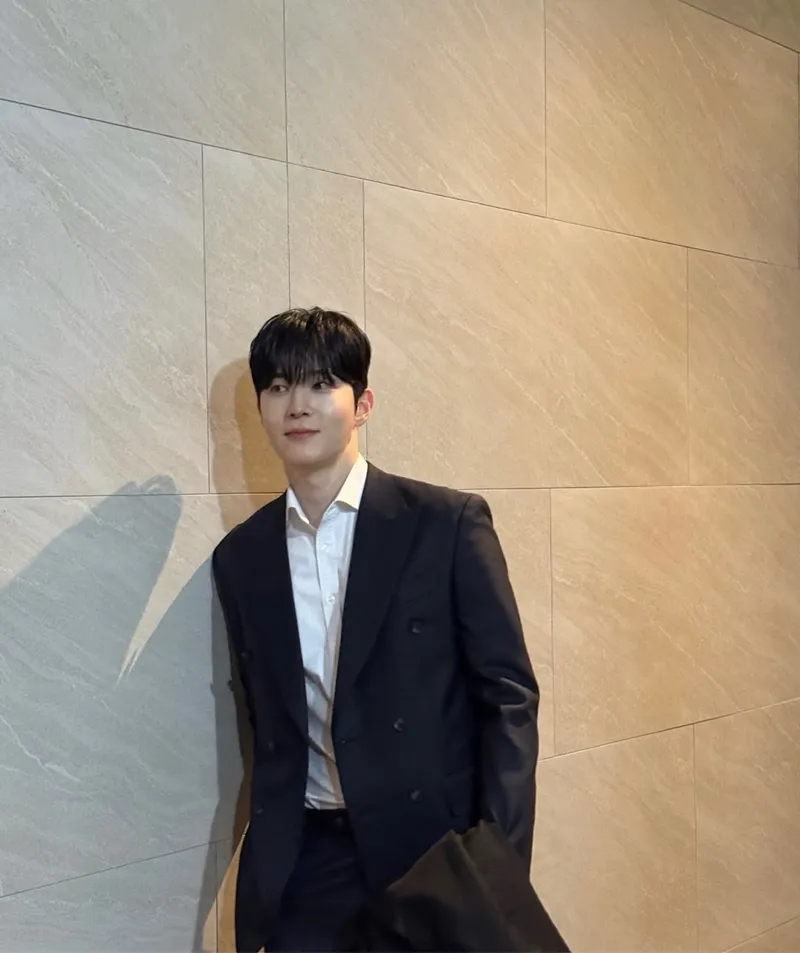 예능 기사 읽는 느낌의 잡지와 메모
