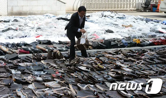 단추와 레이스 같은 소품 부자재