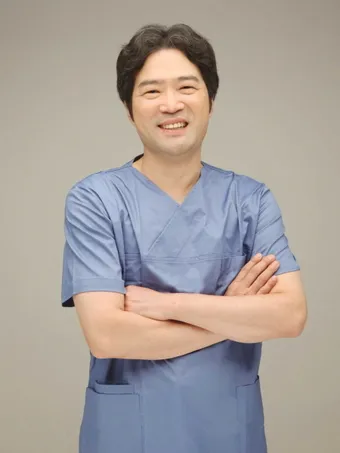 가족이 입장 기준을 확인하는 장면