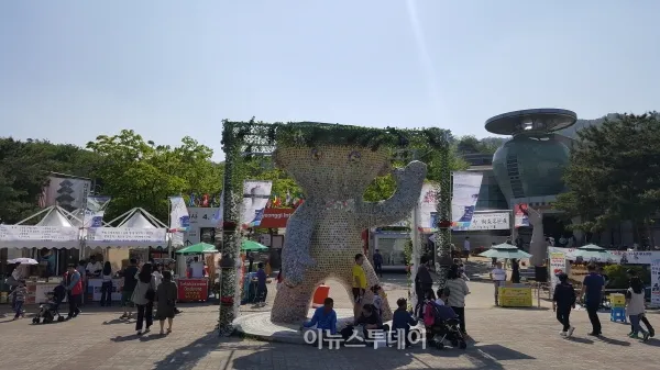 가족이 함께 도자기 체험을 하는 모습