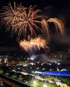 가족 단위 축제 관람