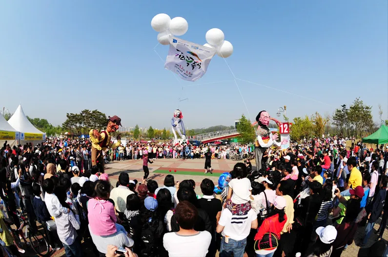 가족과 함께 축제를 즐기는 모습