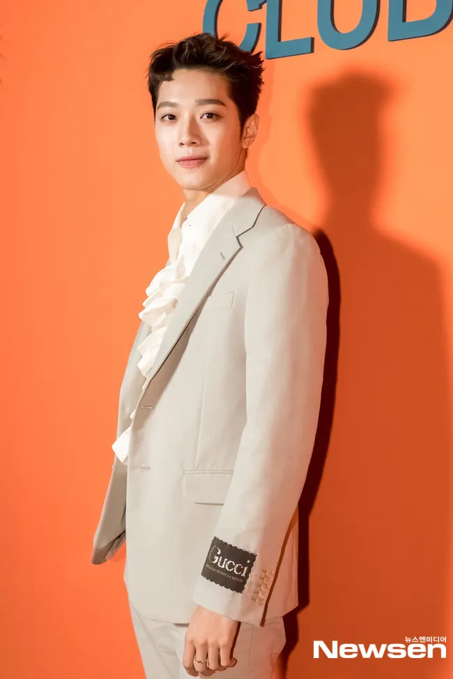휴대폰으로 근황을 확인하는 분위기